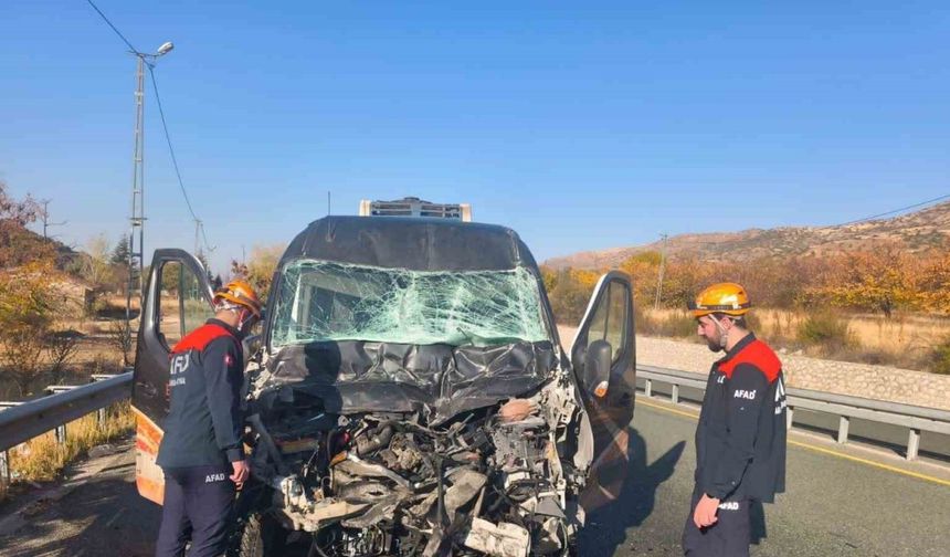 Elazığ’da Minibüs ile Kamyon Çarpıştı: 1 Yaralı