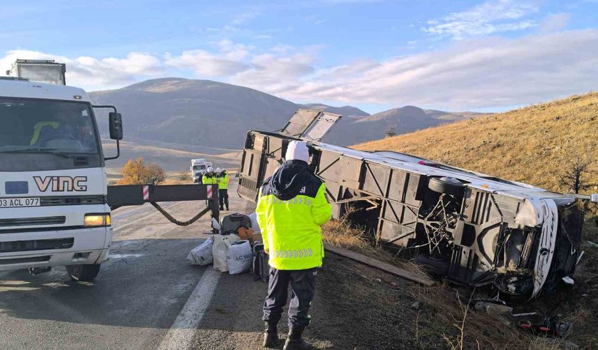 Afyonkarahisar’da Elazığ Otobüsü Devrildi: Hayatını Kaybedenlerin Kimlikleri Netleşti