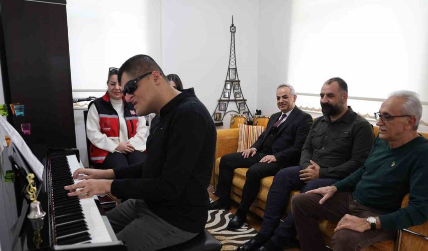 Konservatuvarı dereceyle bitiren görme engelli Mehmet dört enstrümanda ustalaştı