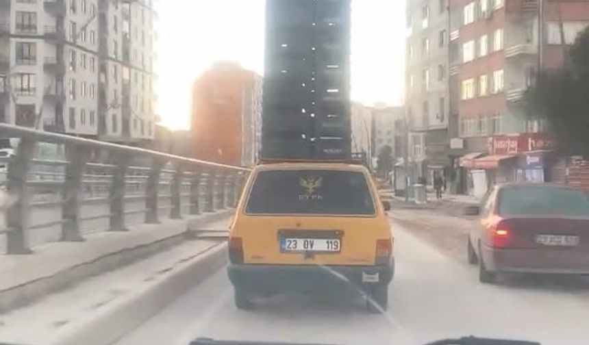 Otomobilin Tavanında Sebze Kasaları Taşıdı, trafiği tehlikeye attı