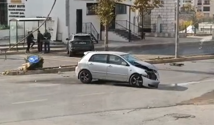 Adnan Kahveci Bulvarı’nda Trafik Kazası: Önlem Alınmayan Kavşakta Tehlike Sürüyor