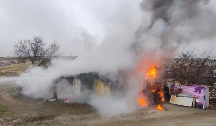 Elazığ’da Odunluk Deposunda Yangın