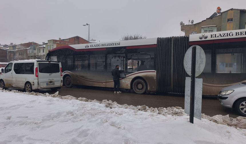 Çöp Kamyonu Belediye Otobüsüne Çarptı: 2 Kişi Yaralandı