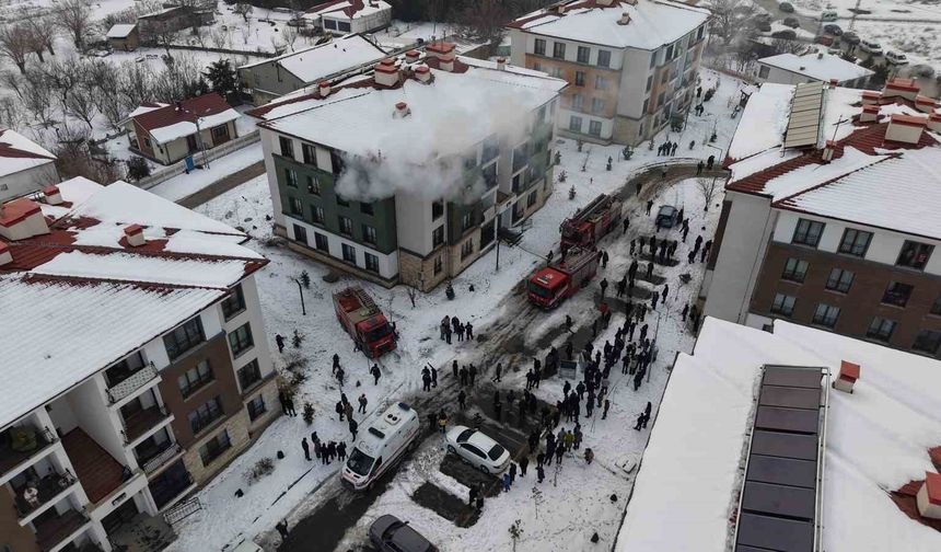 Elazığ'da Apartman Dairesinde Yangın: 11 Kişi Dumandan Etkilendi