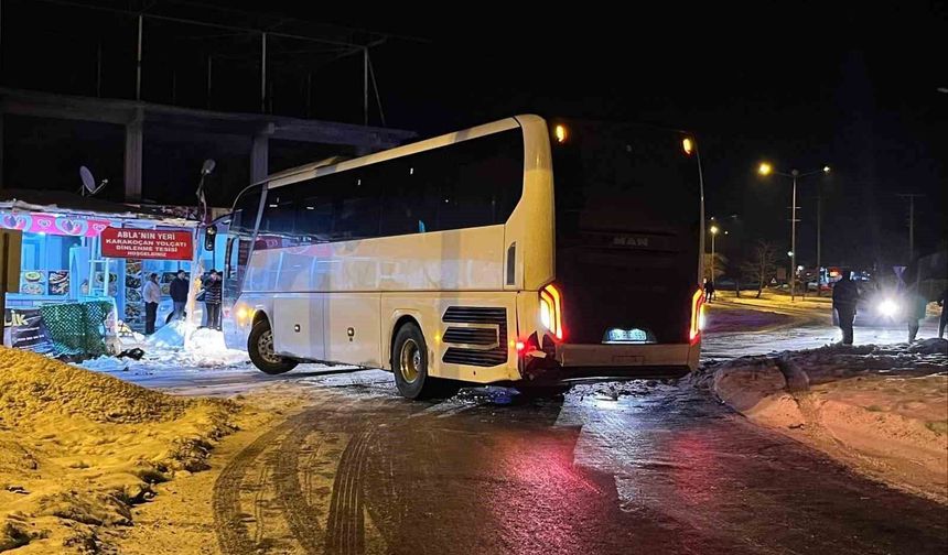 Elazığ'da facianın eşiğinden dönüldü: Otobüs devrilmekten son anda böyle kurtuldu