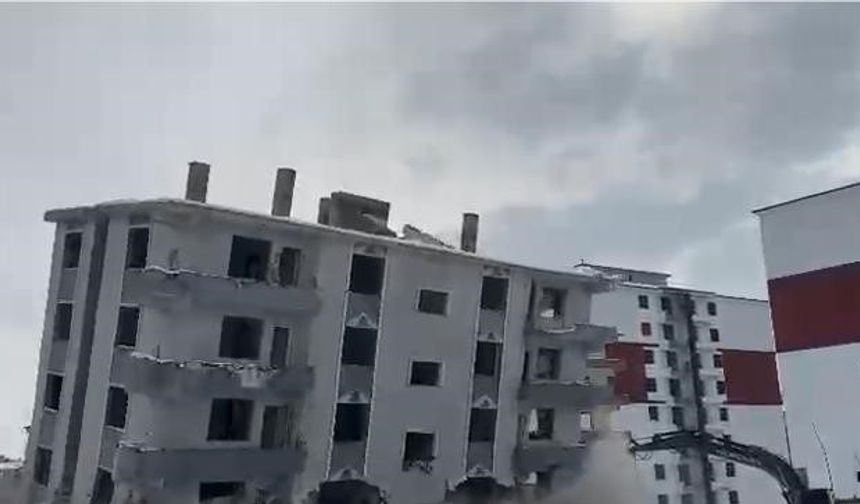 Elazığ'da Hasarlı Bina İş Makinesiyle Yıkıldı