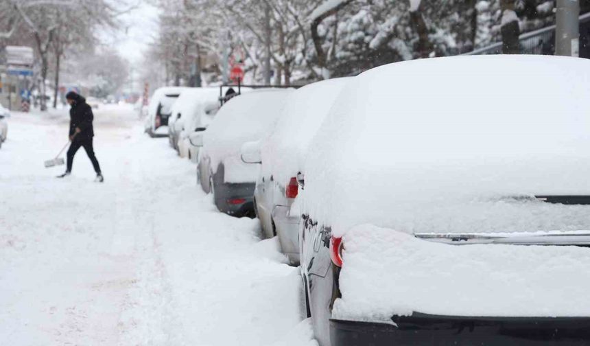 Elazığ'da Kar Kalınlığı 20 Santimetreyi Buldu, Araçlar Görünmez Hale Geldi