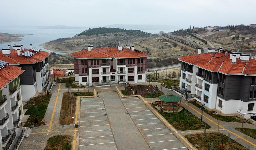 Ağın Kuzgeçe’de 95 Sosyal Konut Hak Sahiplerine Teslim Edildi