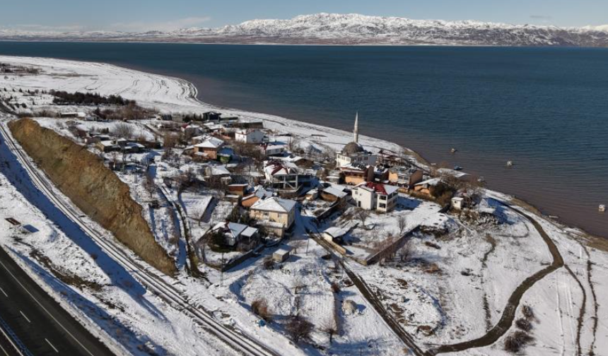 Mavinin Ve Beyazın Buluştuğu Köy, Eşsiz Manzaralar Oluşturdu
