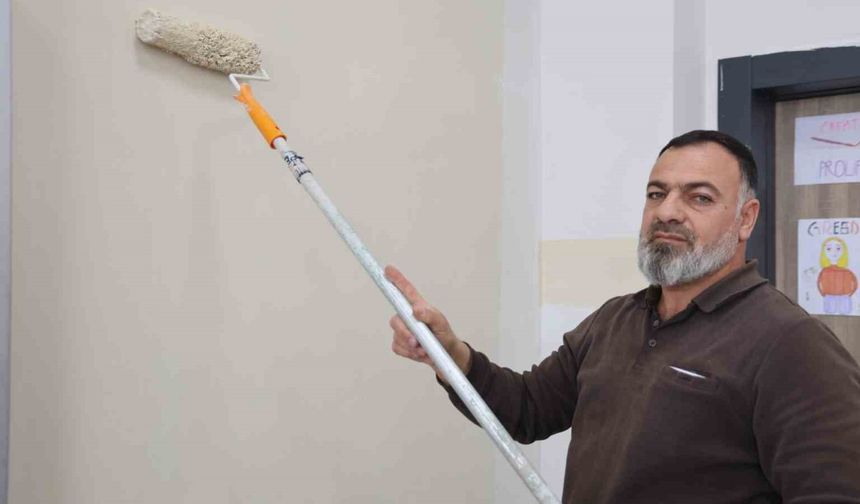 Bir Babanın Vefası: Şehit Oğlunun Adını Taşıyan Okulu Kendi Elleriyle Yeniliyor