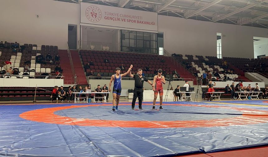 Elazığ’da Okul Sporları  B Gençler Güreş Grup Müsabakaları Tamamlandı