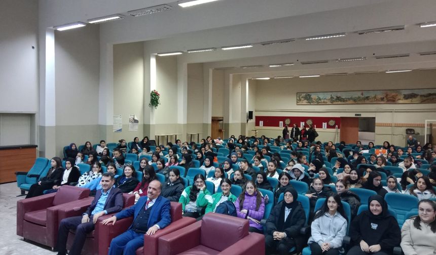 Öğretmen Sıdıka Avar Kız MTAL’de Türkiye Yüzyılı Maarif Modeli Semineri Düzenlendi