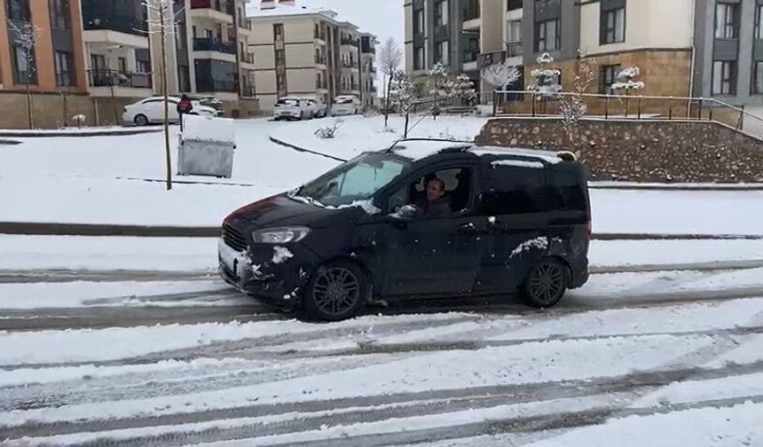 Elazığ'da Kar Yağışından Dolayı Araçlar Yolda Kaldı