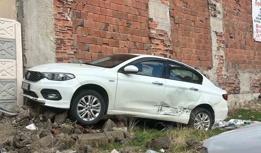 Elazığ'da Trafik Kazası: 2 Yaralı