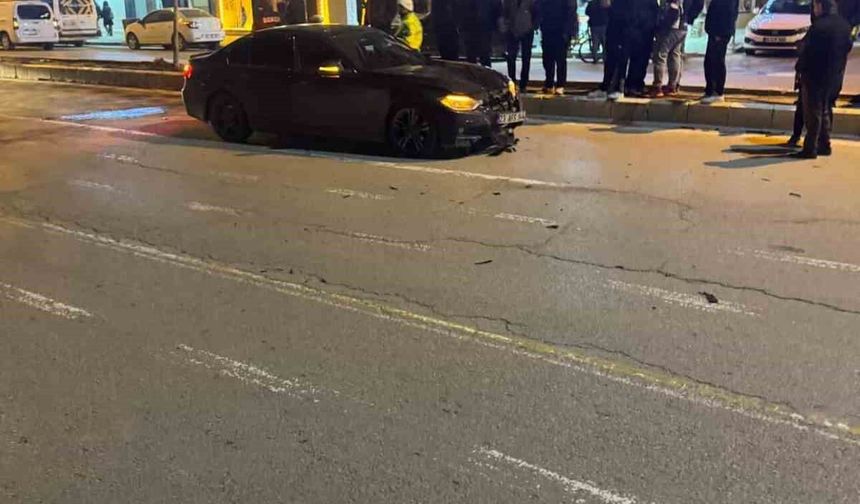 Otomobil, Yayalara Çarptı: 2 Ağır Yaralı