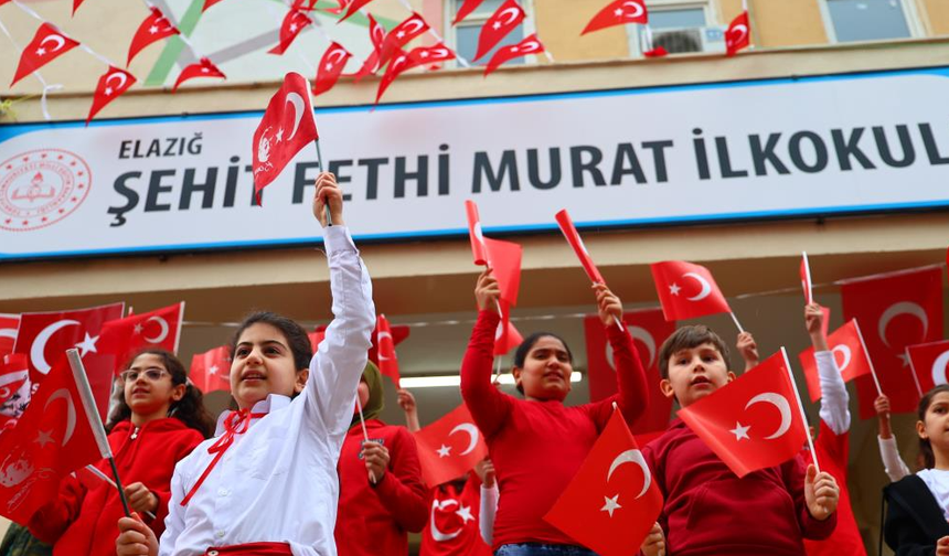 Elazığ'da İkinci Dönemin İlk Ders Zili ‘Bayrak Sevgisi' İle Çaldı
