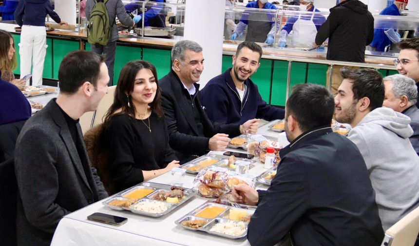 Gürsel Erol Öğrencilerle Aynı Sofrada: 5 Bin Kişilik İftar