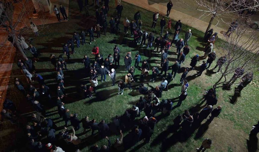 Davul ve Klarnet Eşliğinde Geleneksel Sahur Halayı Onlarca Kişiyi Buluşturdu