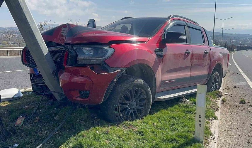 Elazığ'da Kamyonet Direğe Çarptı: 1 Yaralı