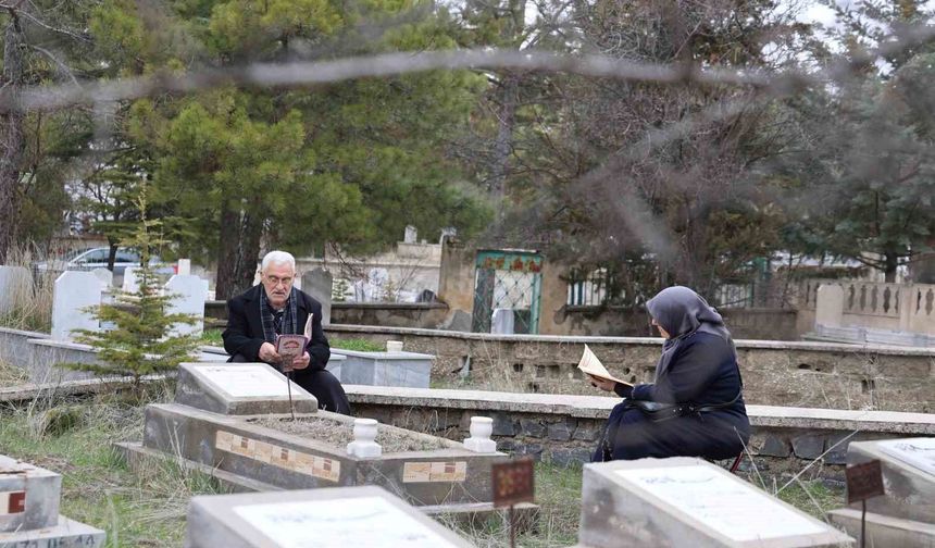 Elazığ'da mezarlıklarda ziyaretçi yoğunluğu