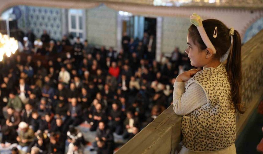 Elazığ'da Ramazan Bayramı namazında camiler doldu taştı