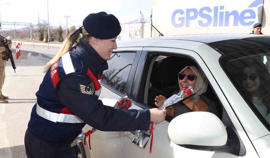 Jandarma kadınlara karanfil verdi
