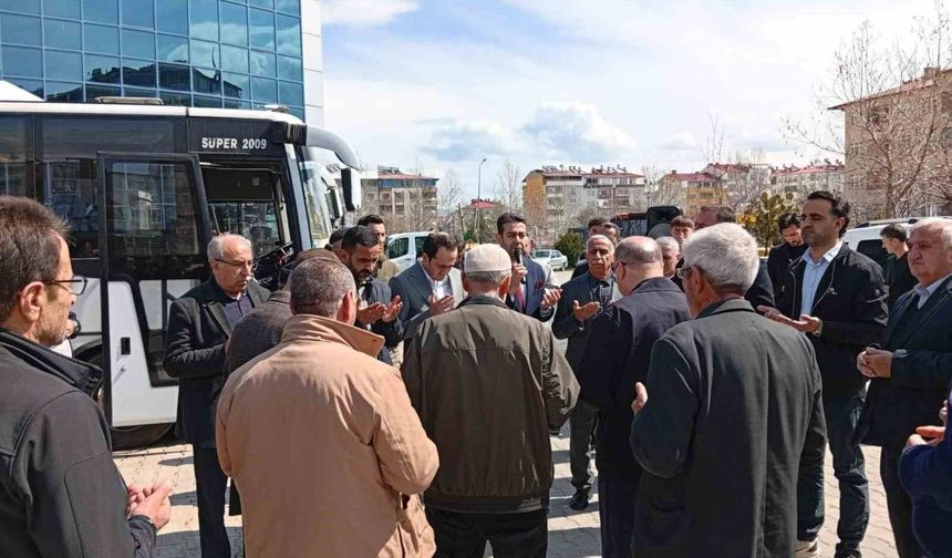 Kovancılar'da Umre Kafilesi Dualarla Uğurlandı