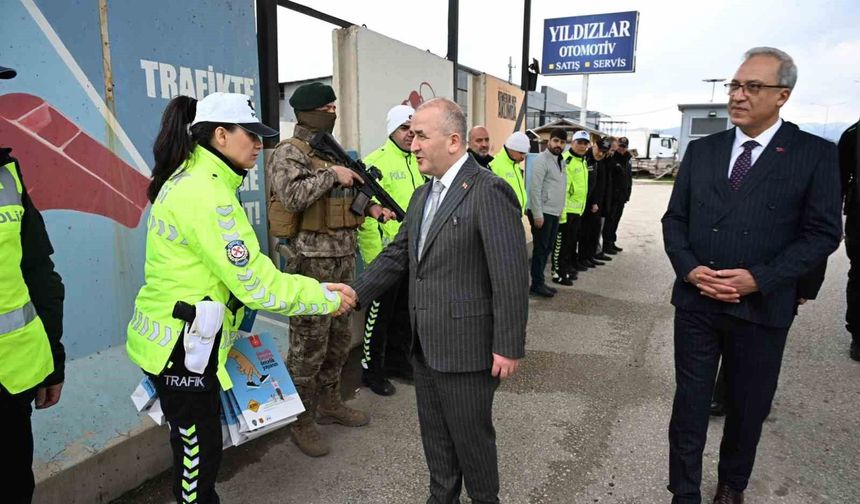 Vali Hatipoğlu, Uygulama Noktalarında Güvenlik Güçleri Ve Vatandaşlarla Bayramlaştı