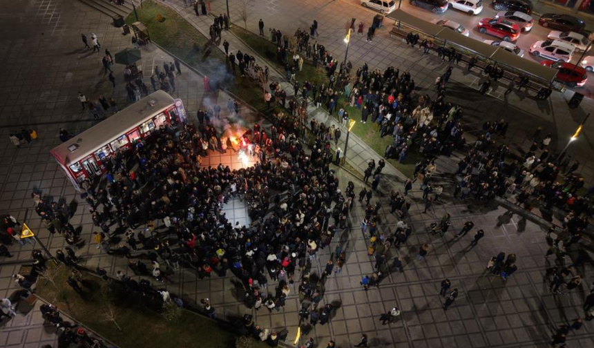 Elazığ'da Yüzlerce Kişi Aynı Anda Halay Çekti: O Anlar Böyle Görüntülendi