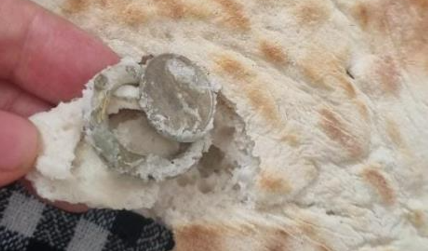 Ekmeğin İçerisinden Bozuk Para Halkası Çıktı