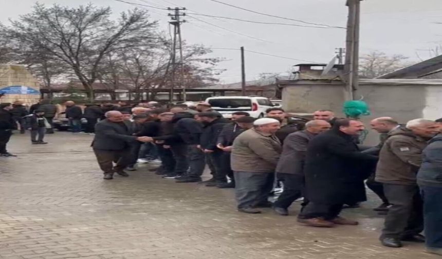 Elazığ'da Asırlık Bayramlaşma Geleneğinde Metrelerce Kuyruk
