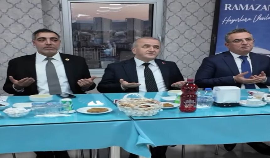 Numan Hatipoğlu Muhtarlar ve Meclis Üyeleriyle İftarda Buluştu