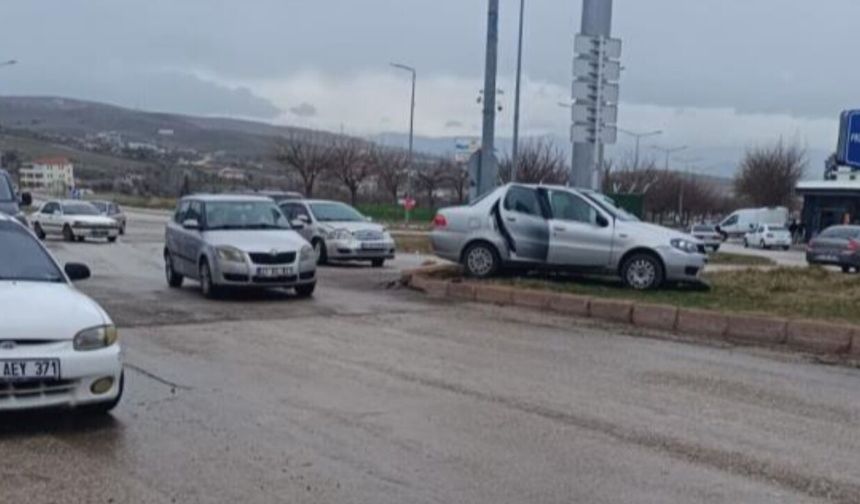 Elazığ'da otomobiller çarpıştı: 3 yaralı