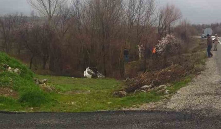 Elazığ'da Otomobil Dereye Uçtu: 3 Yaralı