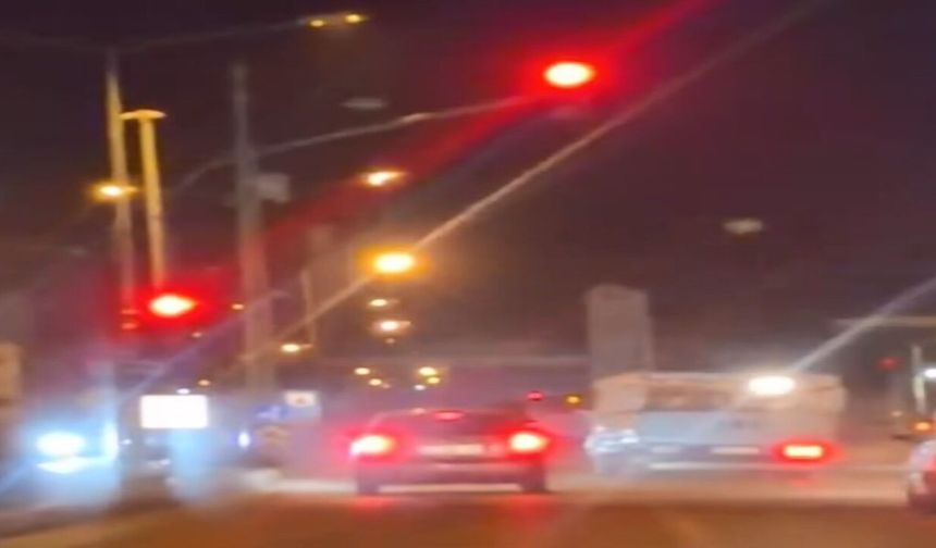 Elazığ'da Kamyonetle Makas Atan Ve Kırmızı Işıkta Geçen Sürücü Kamerada