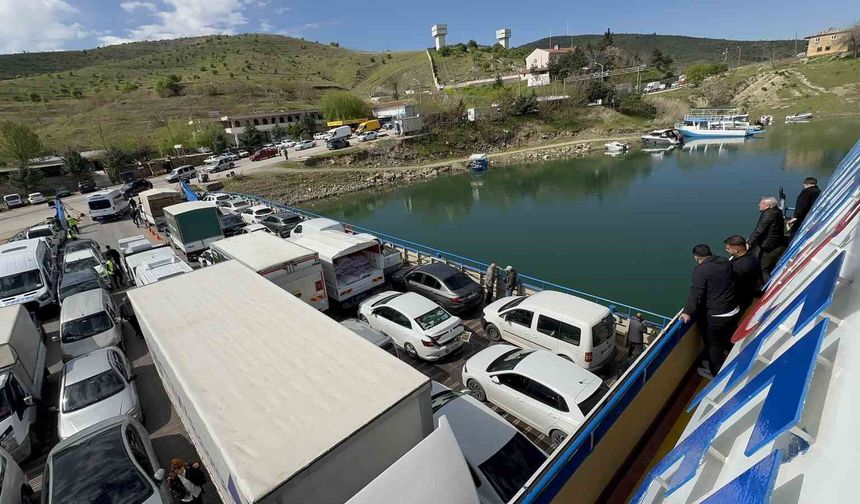 Elazığ-Pertek Feribotunda Metrelerce Kuyruk Oluştu