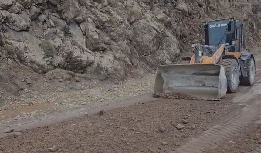 Elazığ'da Heyelan Nedeniyle Kapanan Köy Yolu Yeniden Ulaşıma Açıldı