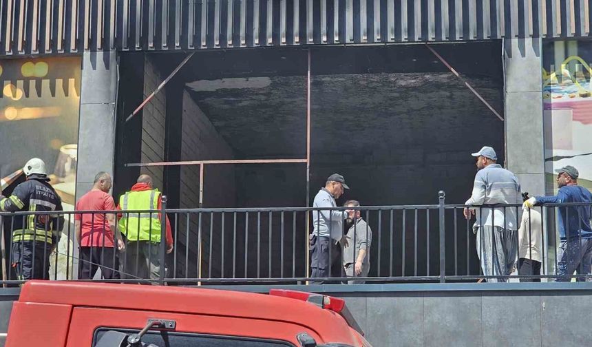 Elazığ'da Korkutan Yangın, Ekiplerin Müdahalesi İle Söndürüldü