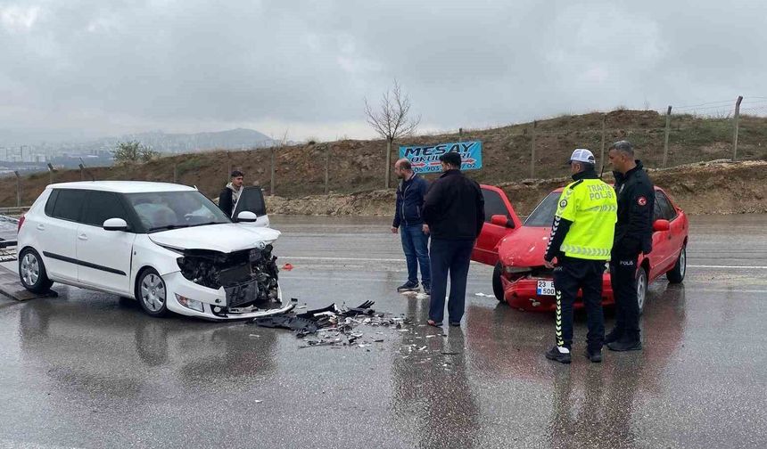 Elazığ'da Otomobiller Çarpıştı: 3 Yaralı