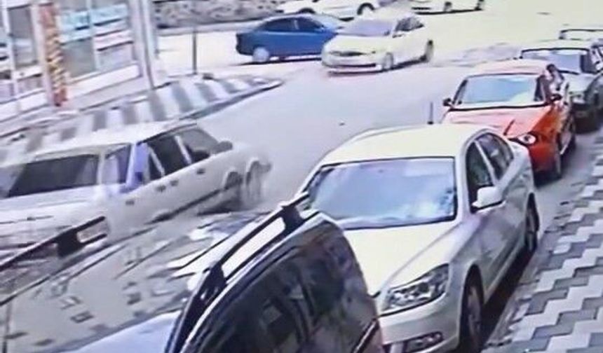 Elazığ'da Otomobillerin Çarpışma Anı Kameraya Yansıdı