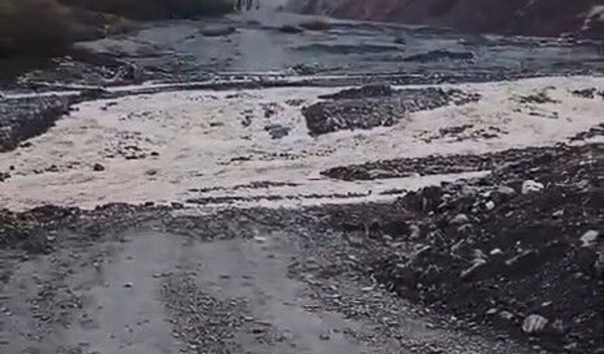 Elazığ'da Selden Dolayı Kapanan Yolda Çalışma Başlatıldı