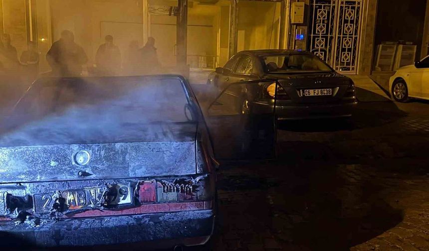 Elazığ'da TOFAŞ Araç Alev Alev Yandı