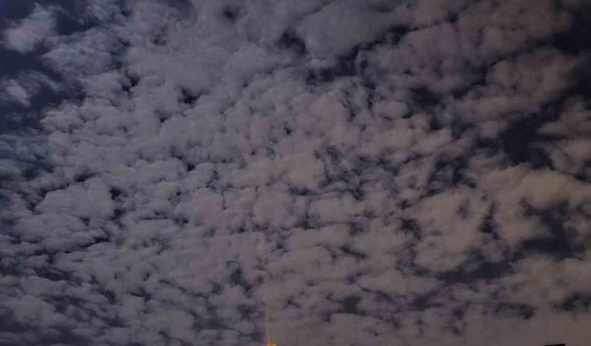 Geceyi Aydınlatan Doğa Şöleni: Elazığ'da Eşsiz Bulut Manzarası