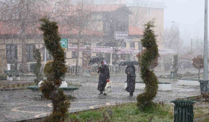 Harput'ta Kar Yağışı Etkisini Artırdı, Tarihi Mekanlar Beyaza Büründü