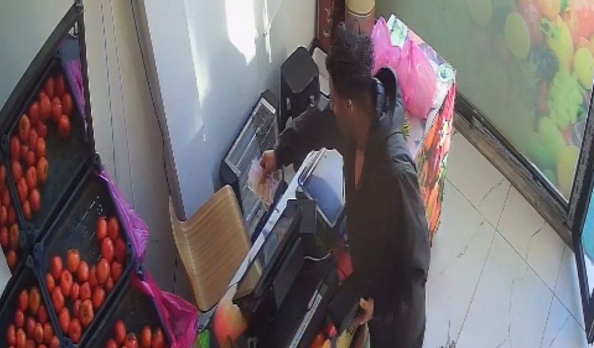 Kasada kimse yokken alışverişini yaptı, parasını bırakıp gitti: O anlar kamerada