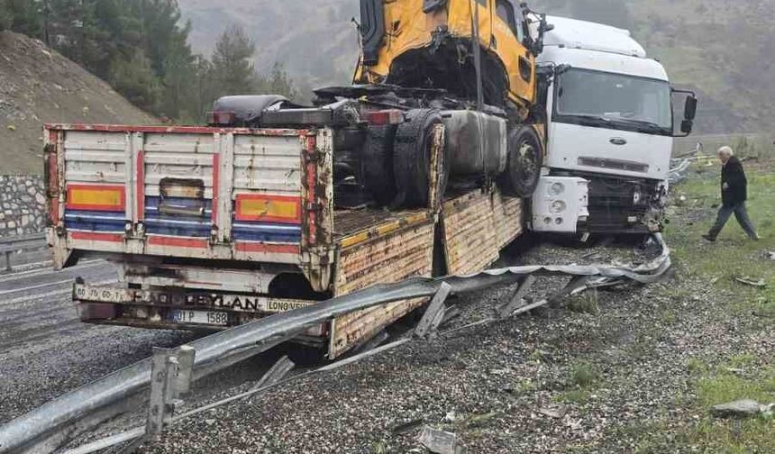 Kaza yapan tırı taşıyordu: O tır da kaza yaptı