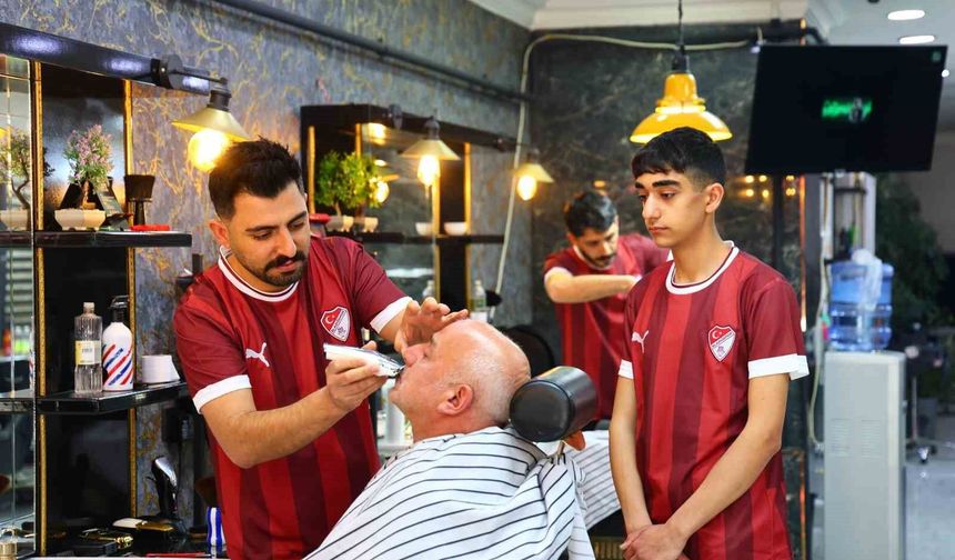 Play-off Yolunda Örnek Hareket: Dükkanı Bordo-Beyaza Boyadı, Müşterilere Forma Dağıttı