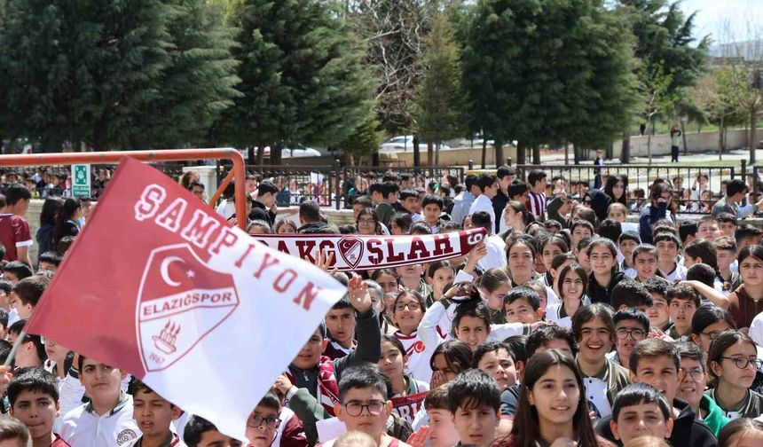 Takım Kaptanına Sarılmak İçin Gözyaşı Döken Öğrenciye Anlamlı Jest
