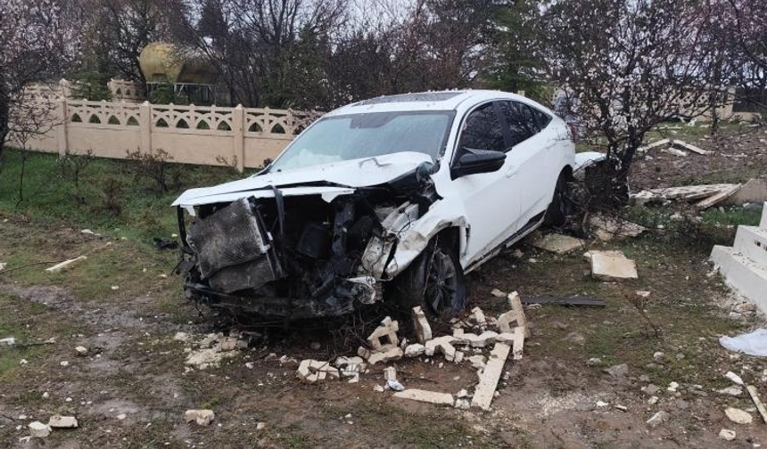 Elazığ'da Otomobil Mezarlığa Girdi: 2 Yaralı