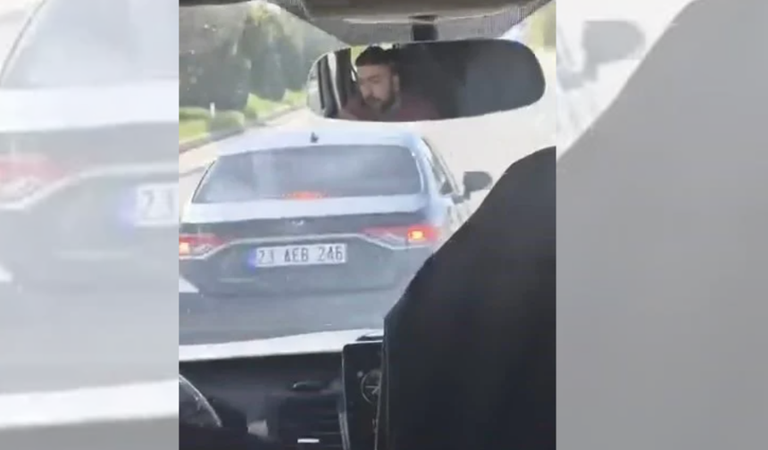 Elazığ'da Maganda Dehşeti: Otomobiliyle Yolcu Minibüsünü Sıkıştırdı